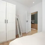 Charming In The Center Of By Renters شقة