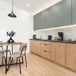 Charming In The Center Of By Renters شقة