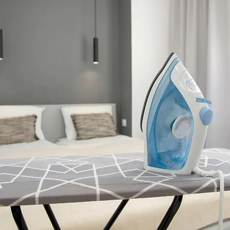 Charming In The Center Of By Renters דירה *