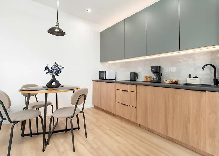 Charming In The Center Of By Renters דירה